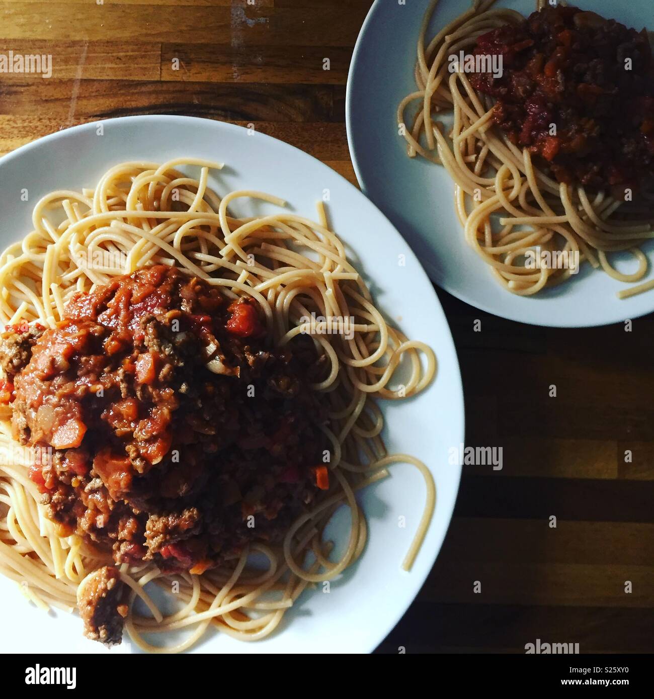 Spaghetti bolognese, adulto e bambino piastre Foto Stock