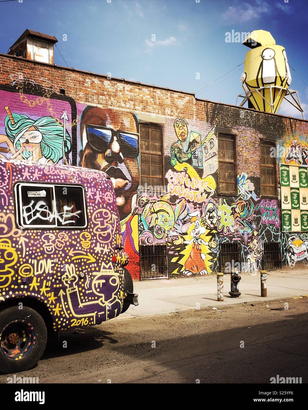 Coperto di graffiti strade in Bushwick Brooklyn Foto Stock