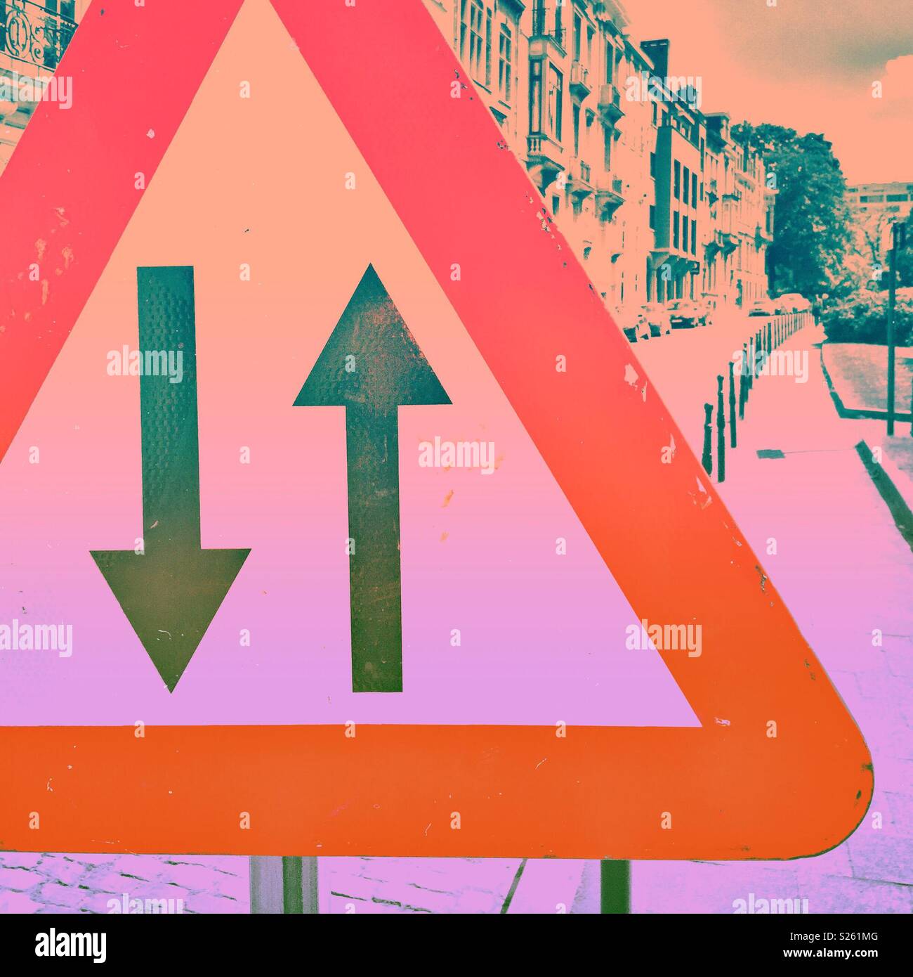 Due modo cartello stradale - Immagine stock catturata con smartphone