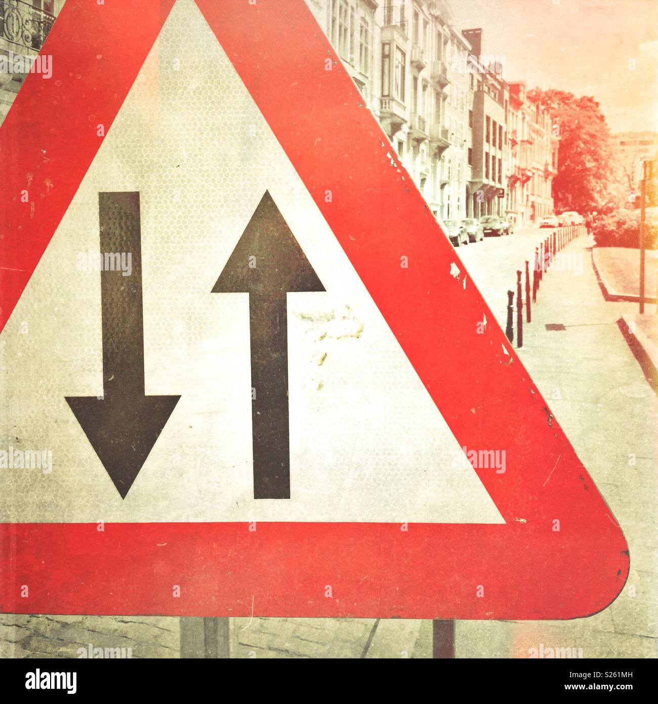 Due modo cartello stradale - Immagine stock catturata con smartphone