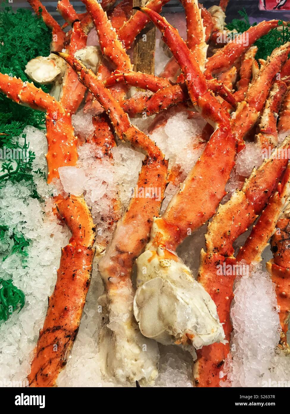 Alaskan King crab gambe su ghiaccio Foto Stock