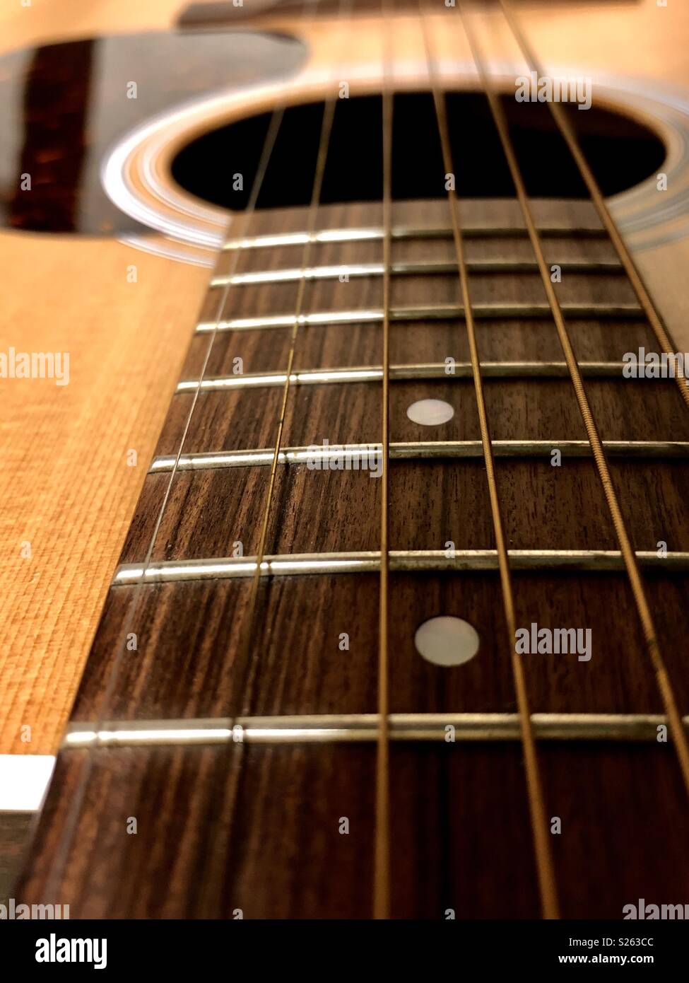 Close up di una chitarra acustica - Immagine stock catturata con smartphone
