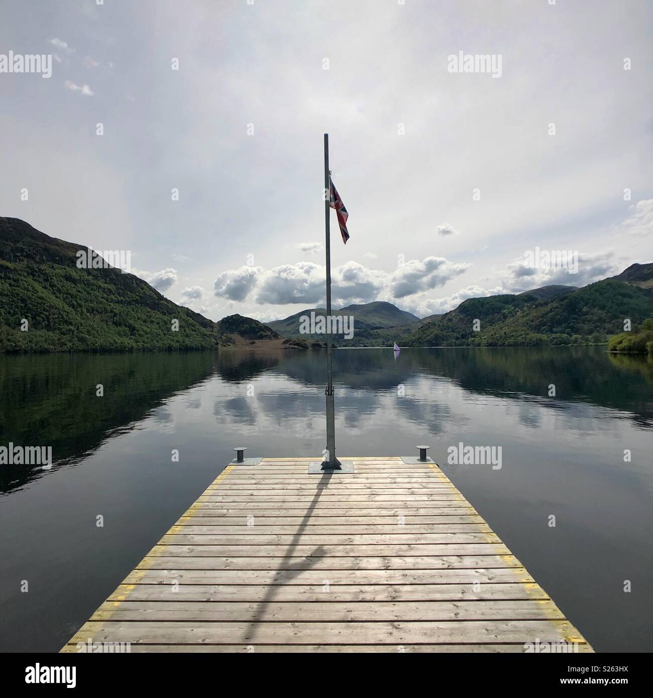 Bandiera e jetty di Ullswater nel distretto del Lago - Immagine stock catturata con smartphone