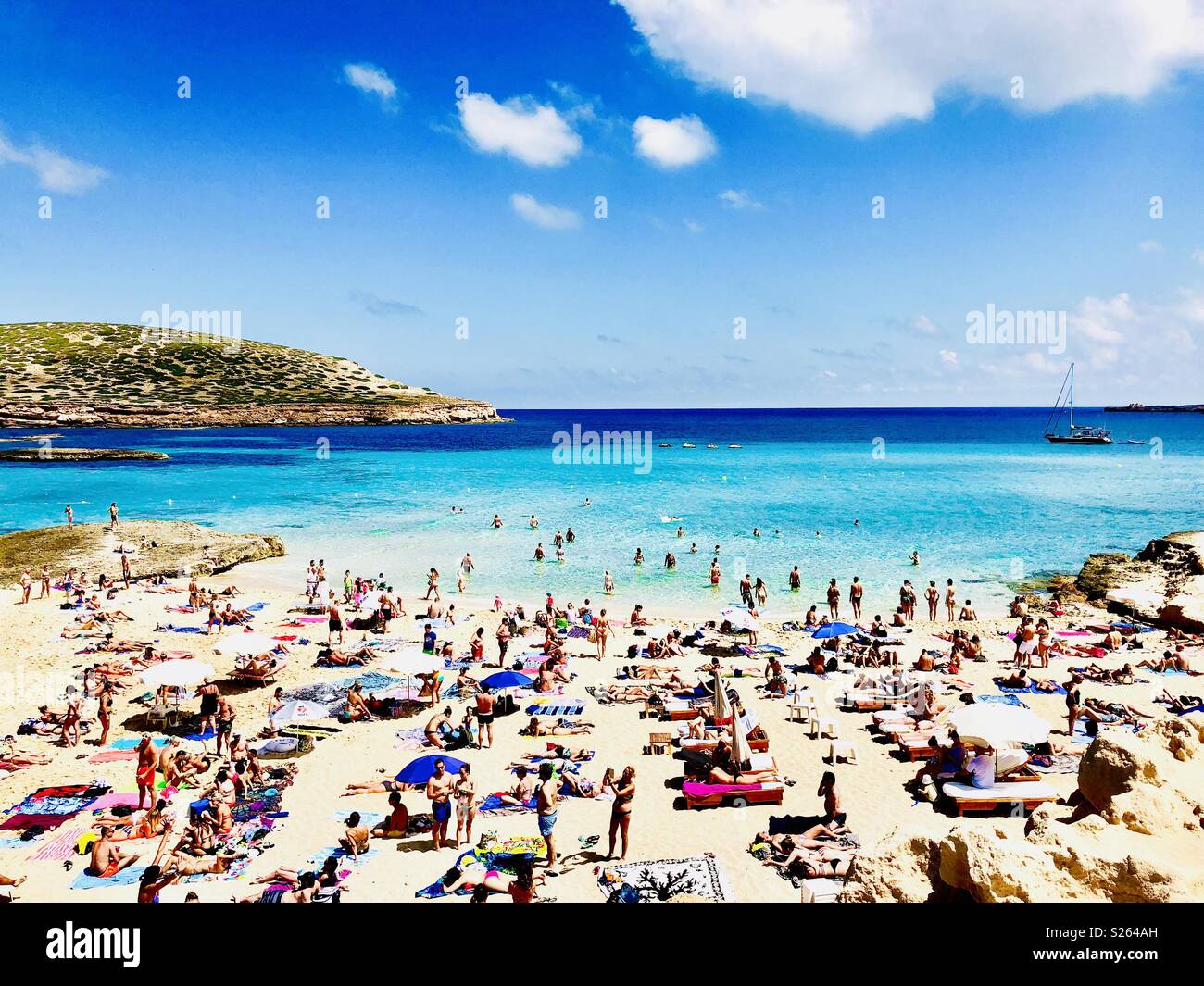 Affollata spiaggia di Cala Conta, Ibiza, Isole Baleari, Spagna Foto Stock