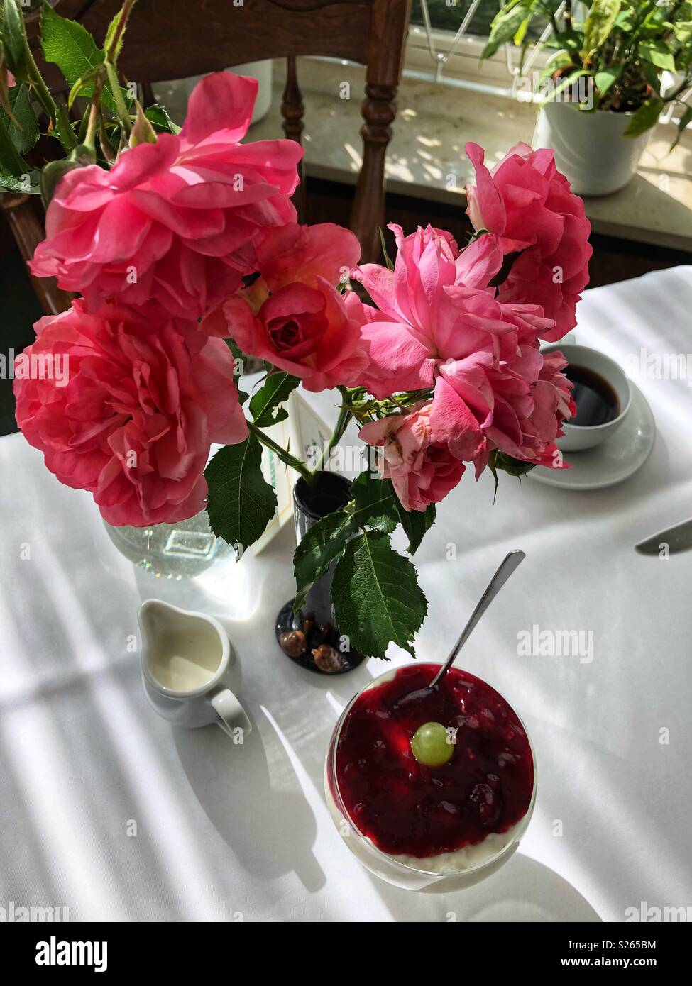 Belle le rose rosa in sole pieno sala colazione. - Immagine stock catturata con smartphone