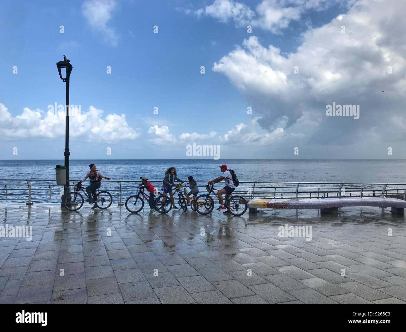 Escursioni in bicicletta la famiglia presso il lungomare di Beirut, Libano Foto Stock