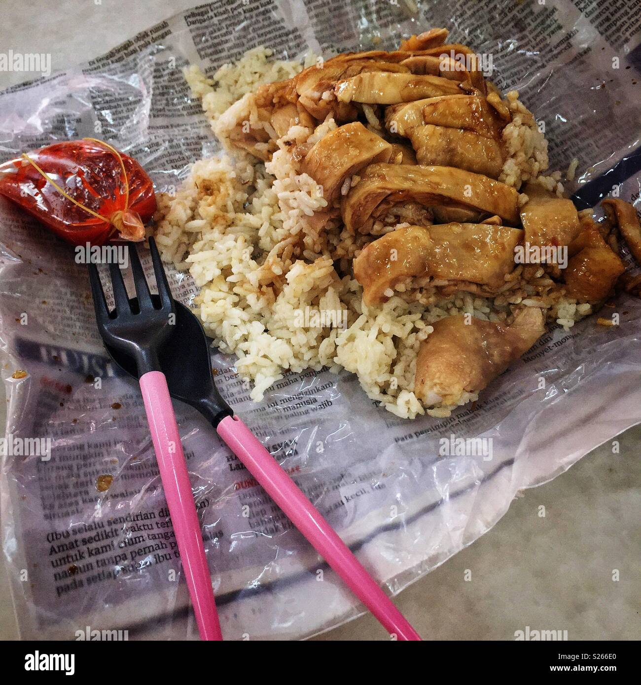 Semplice cucina di strada in Muar, Malaysia: pollo, riso e salsa di peperoncino - Immagine stock catturata con smartphone