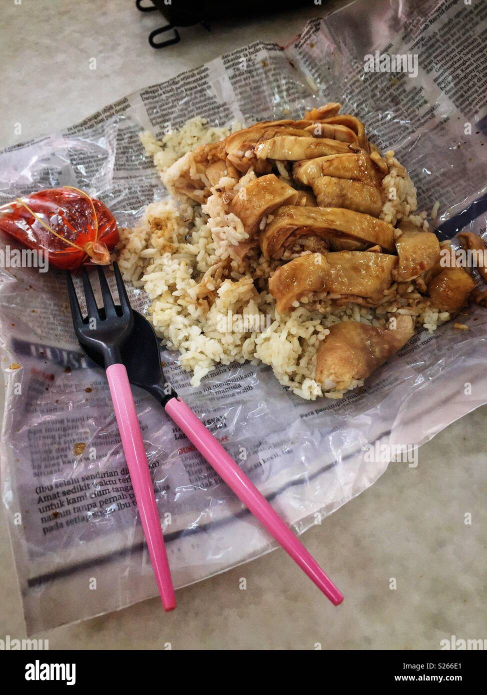 Semplice cucina di strada in Muar, Malaysia: pollo, riso e salsa di peperoncino - Immagine stock catturata con smartphone
