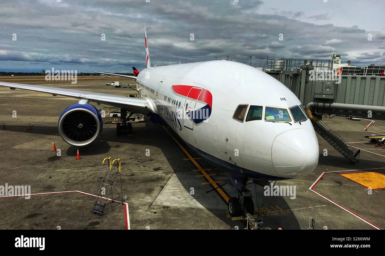 Boeing 777 jet operati da British Airways a aeroporto di Seattle-Tacoma - Immagine stock catturata con smartphone