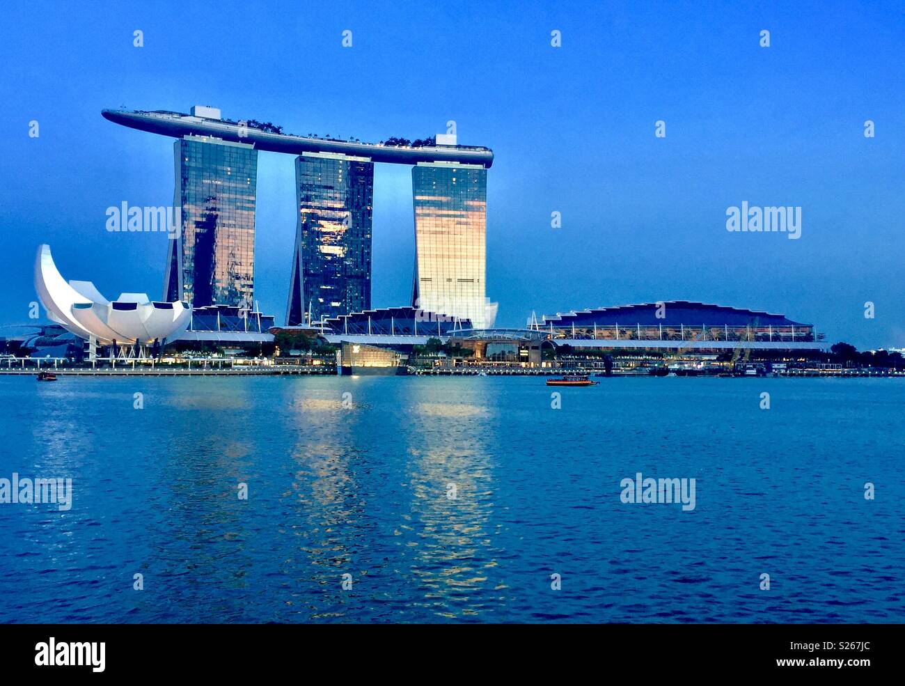 Il Marina Bay Sands in Twilight, Singapore Foto Stock