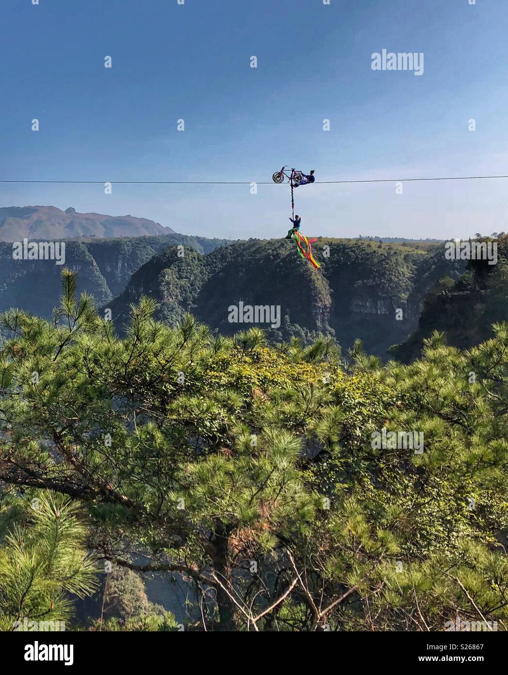 Le prestazioni dell'antenna nel Grand Canyon Park, nella provincia di Guangdong, Cina del sud. Foto Stock
