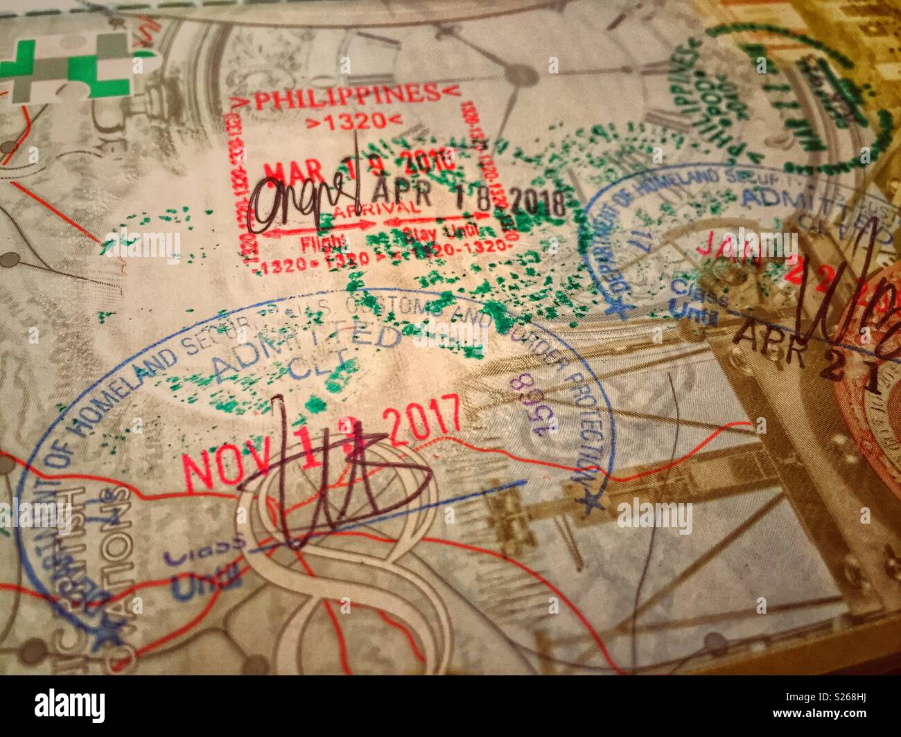 Foto macro di immigrazione timbri nel passaporto britannico, mostrando timbri dal Department of Homeland Security, Stati Uniti d'America e le Filippine. Foto Stock