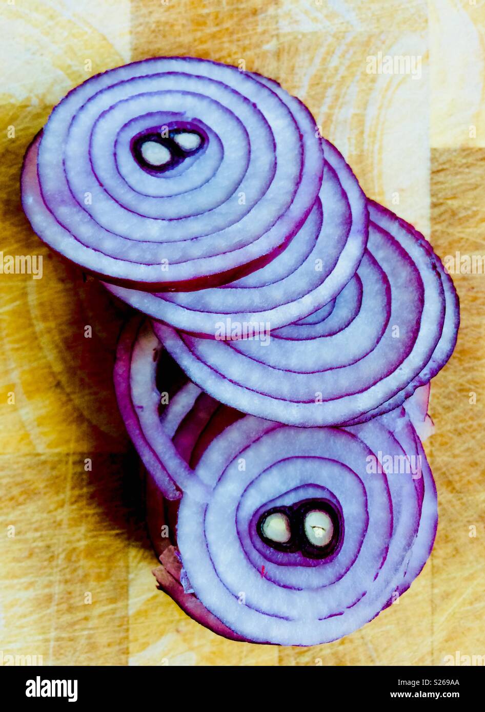 Cipolla rossa affettata sul tagliere di legno - Immagine stock catturata con smartphone