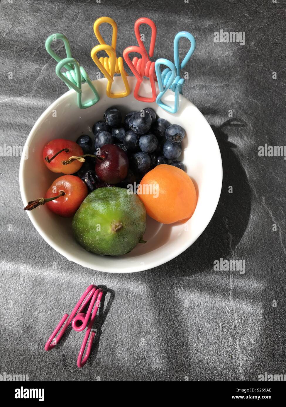 Il mantenimento sulla dieta detox disponibile con frutta fresca Foto Stock