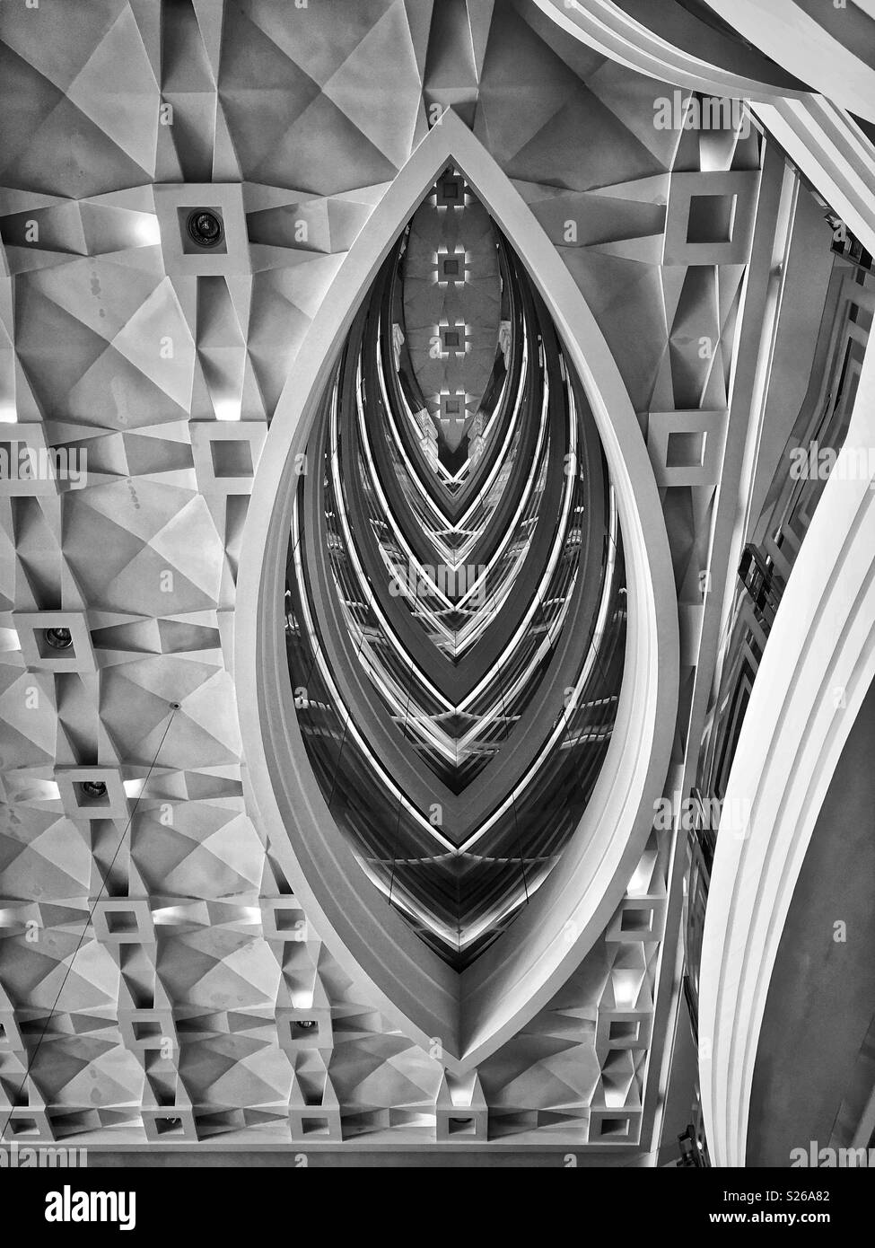Abstract architettura soffitto in Renaissance Hotel a Shanghai in Cina - Immagine stock catturata con smartphone