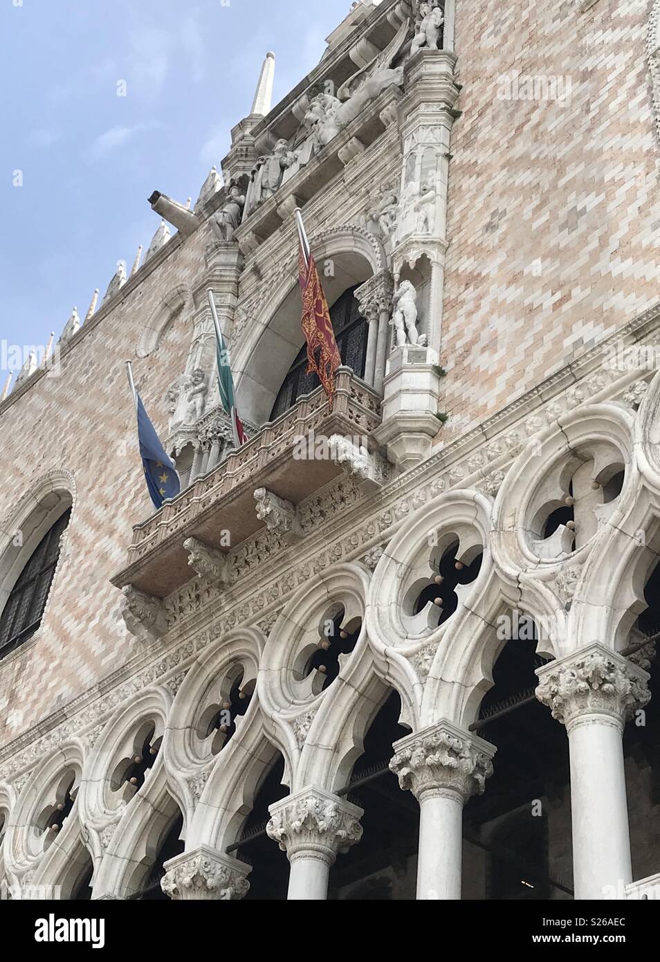 Bandiere al di fuori del Palazzo Ducale di Venezia, Italia. - Immagine stock catturata con smartphone
