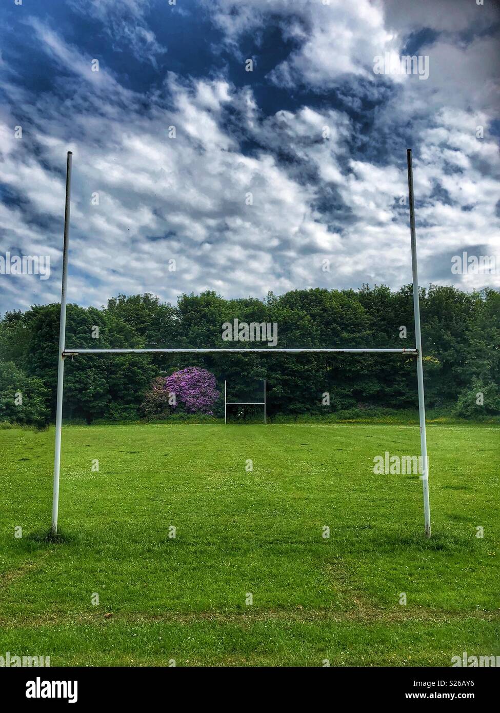 Rugby posti su un campo in estate in un parco in Slaithwaite Huddersfield Foto Stock