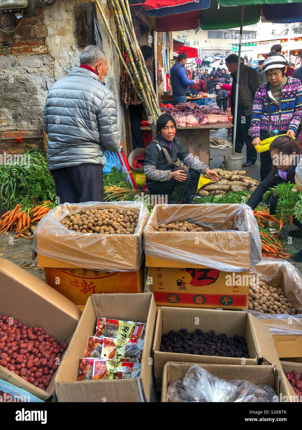 Outdoor cinese sul mercato alimentare in Shaoguan. - Immagine stock catturata con smartphone