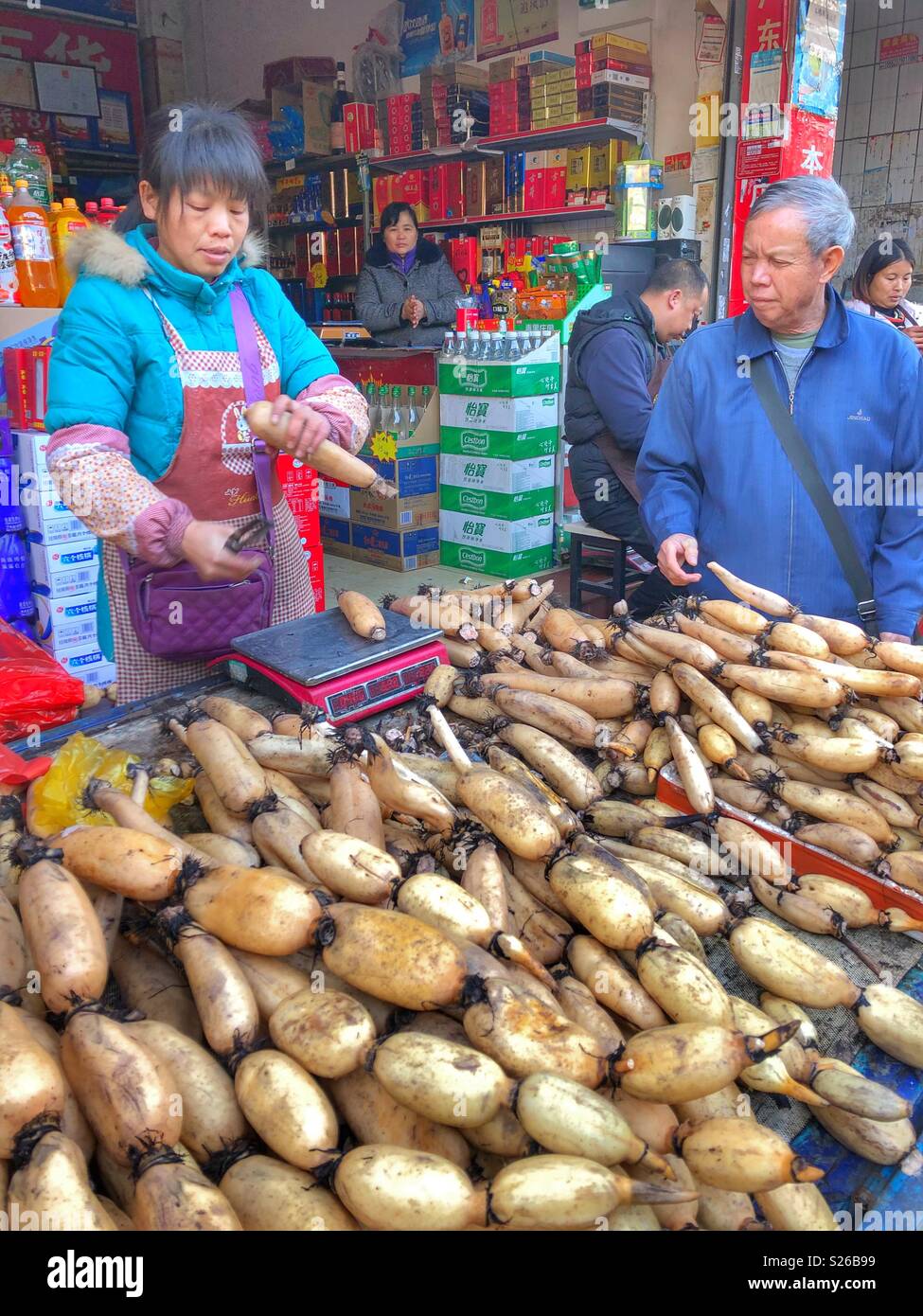 Strada del mercato fornitori in Shaoguan, Cina. - Immagine stock catturata con smartphone
