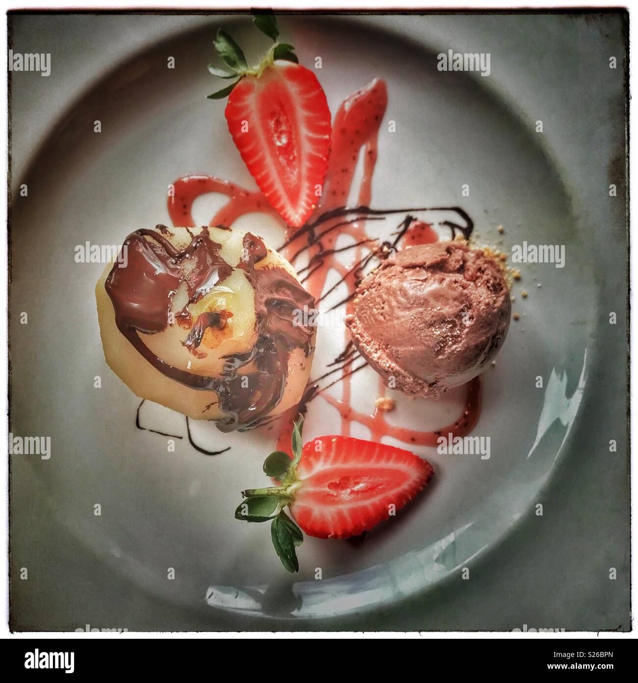 Pera affogata con gelato al cioccolato presso Boca ristorante, Franschhoek, Cape Winelands, Sud Africa. Foto Stock