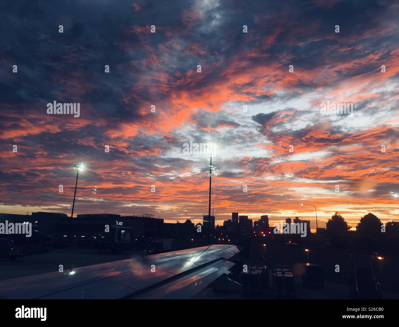 Boston tramonto da una finestra di piano Foto Stock