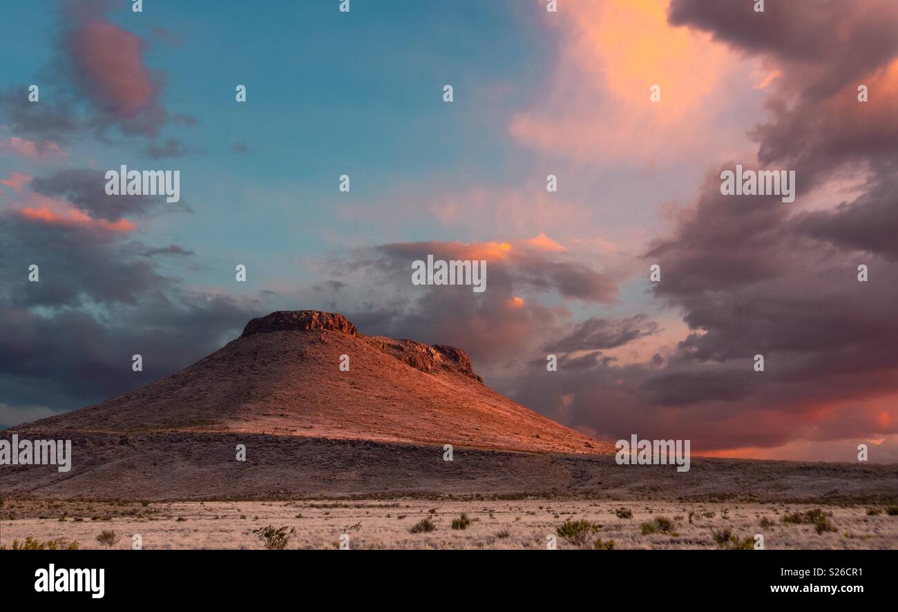 Il tramonto del sud-ovest americano deserto Foto Stock