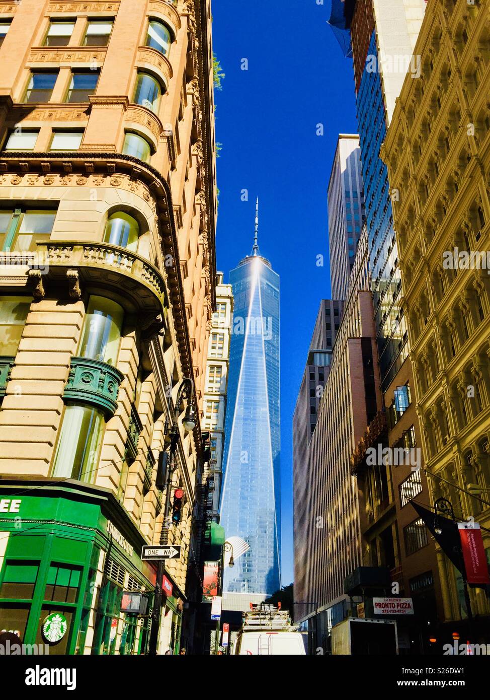 One World Trade Center visto dal Fulton Street, New York Foto Stock