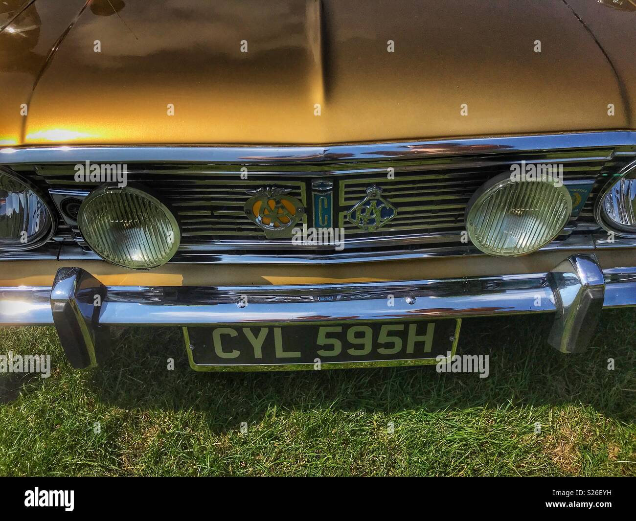 Ford Cortina sul display con il classico e auto d'epoca a Sherborne Castle Country Fair, Sherborne, Dorset, Inghilterra - Immagine stock catturata con smartphone