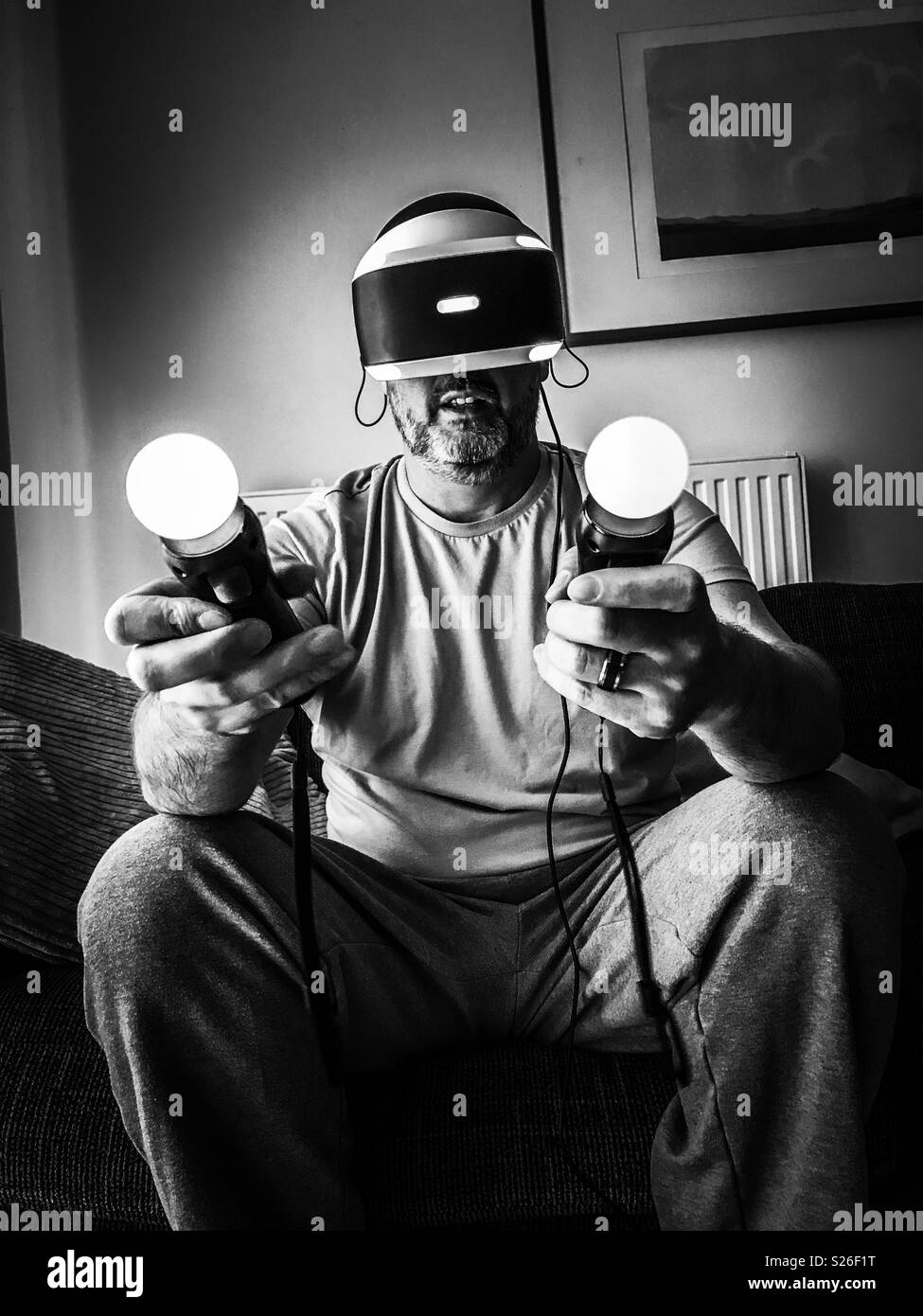 Uomo che utilizza una realtà virtuale le cuffie per giochi Foto Stock