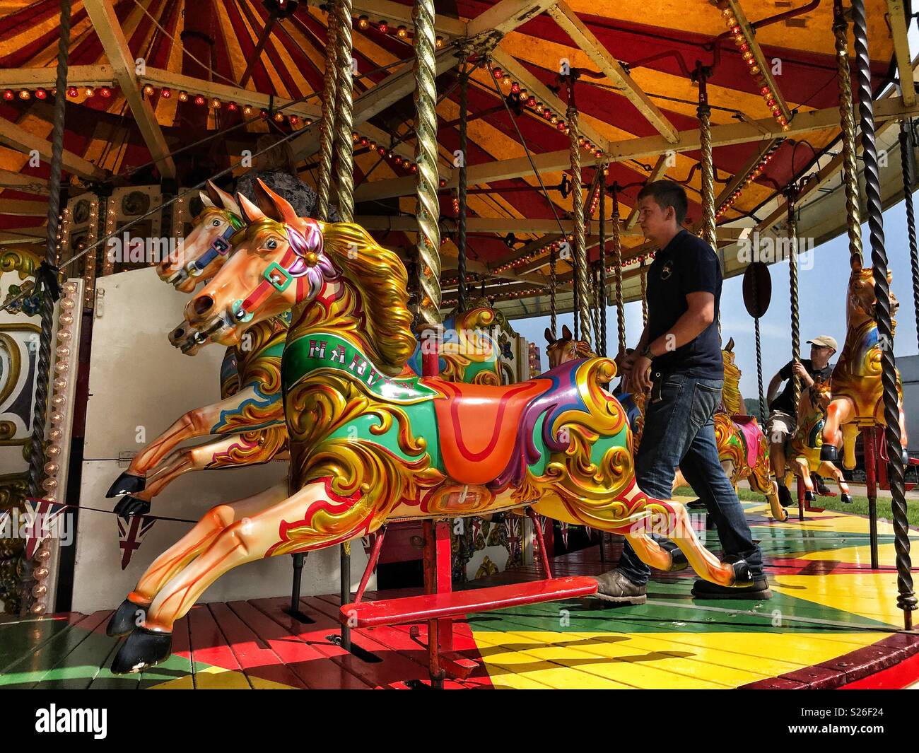 Tradizionale merry-go round, giostra con cavalli colorati, Sherborne Castle Country Fair, Sherborne, Dorset, Inghilterra Foto Stock