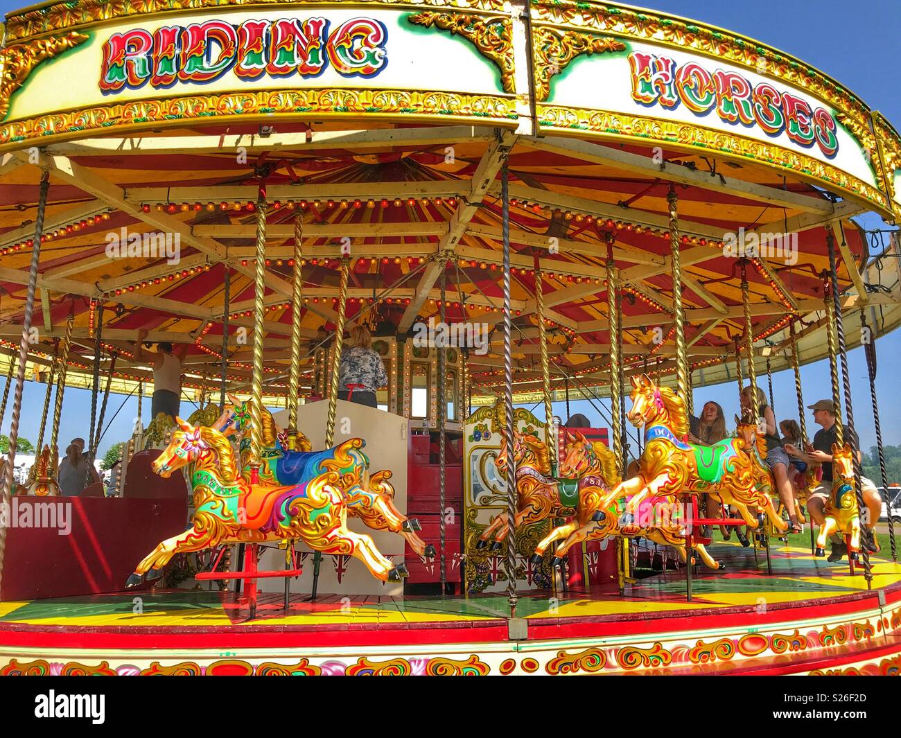 Tradizionale merry-go-round, giostra con cavalli colorati, Sherborne Castle Country Fair, Sherborne, Dorset, Inghilterra Foto Stock