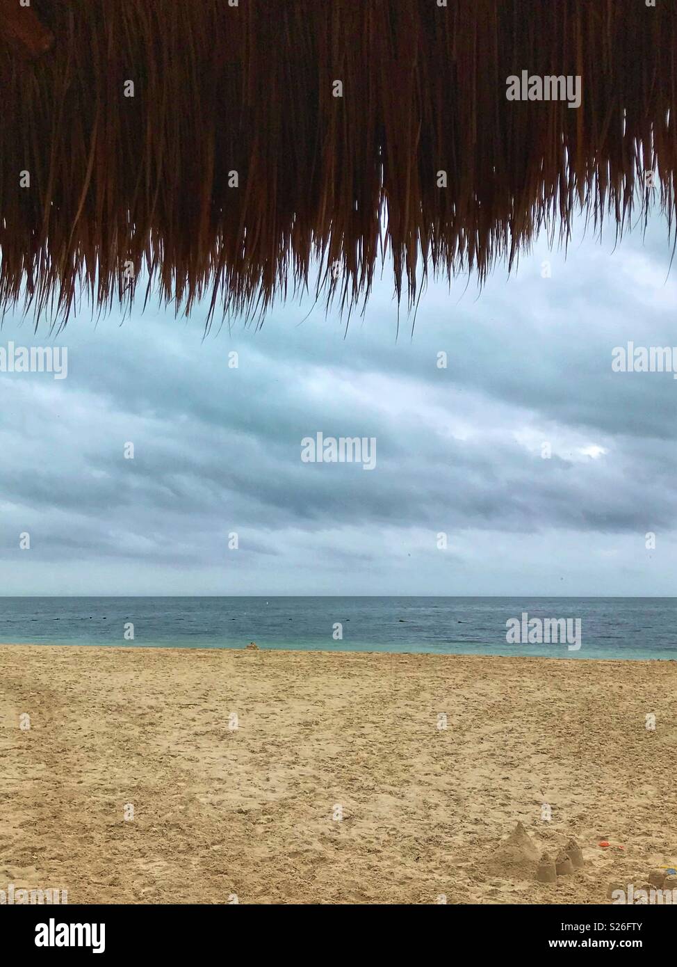 Spiaggia messicana in un giorno di pioggia. - Immagine stock catturata con smartphone