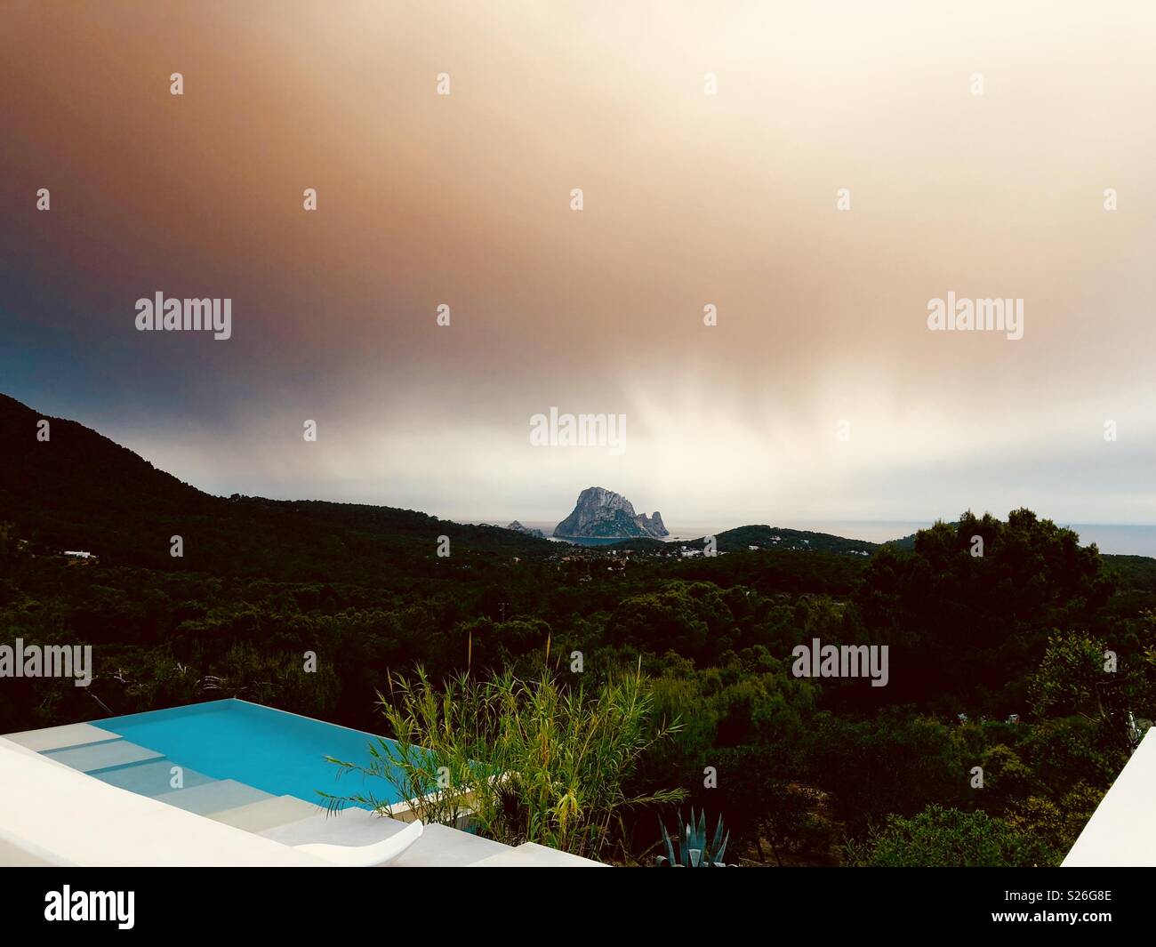 Imminente temporale oltre il paesaggio e oceano vicino a Es Vedra, Ibiza, Spagna Foto Stock