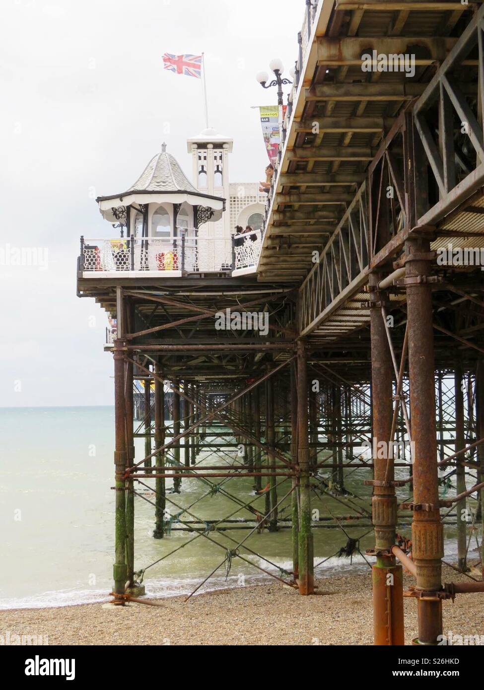 Sotto le scale al molo di Brighton - Immagine stock catturata con smartphone