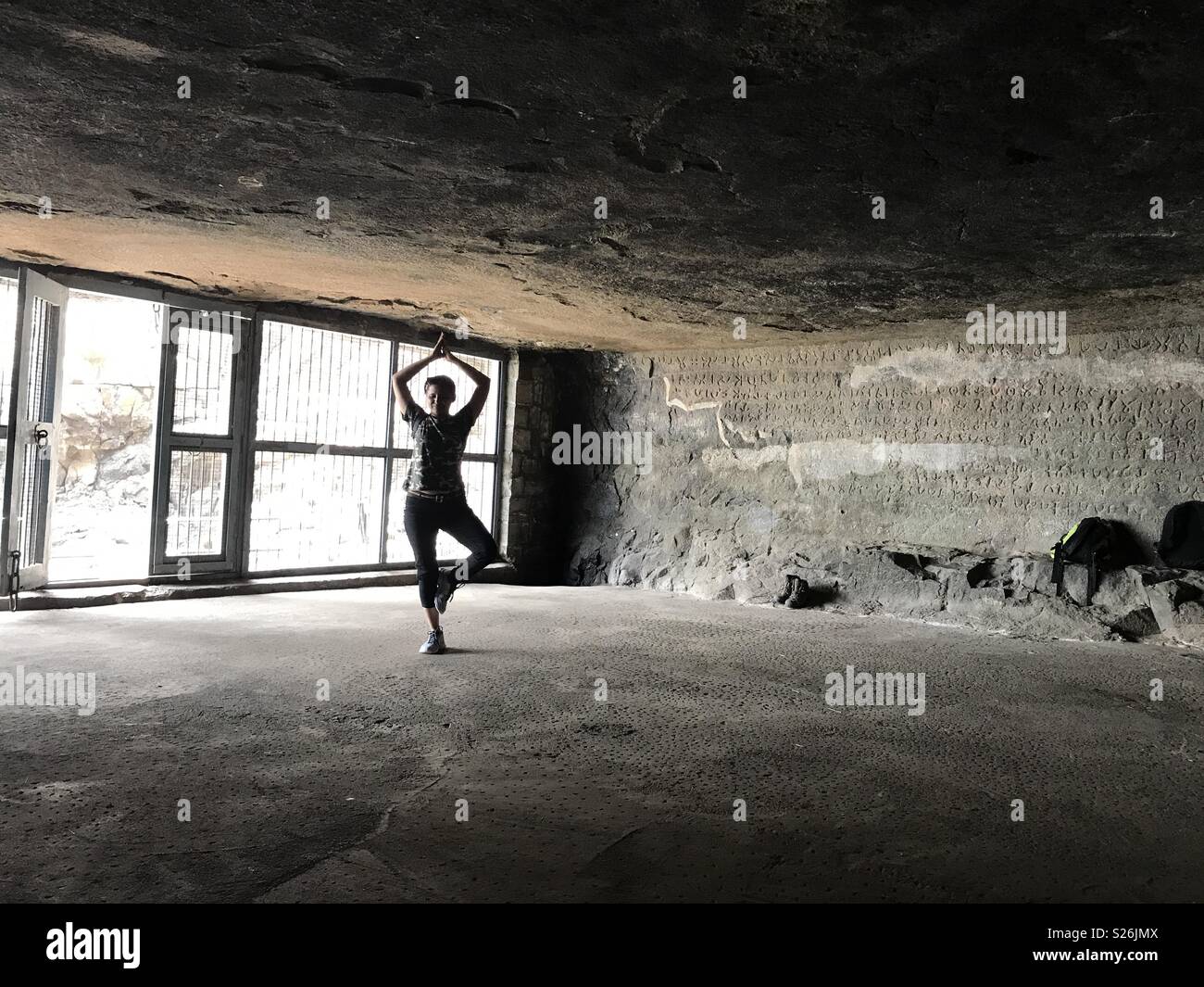 Grotta di Yoga ragazza della montagna Foto Stock