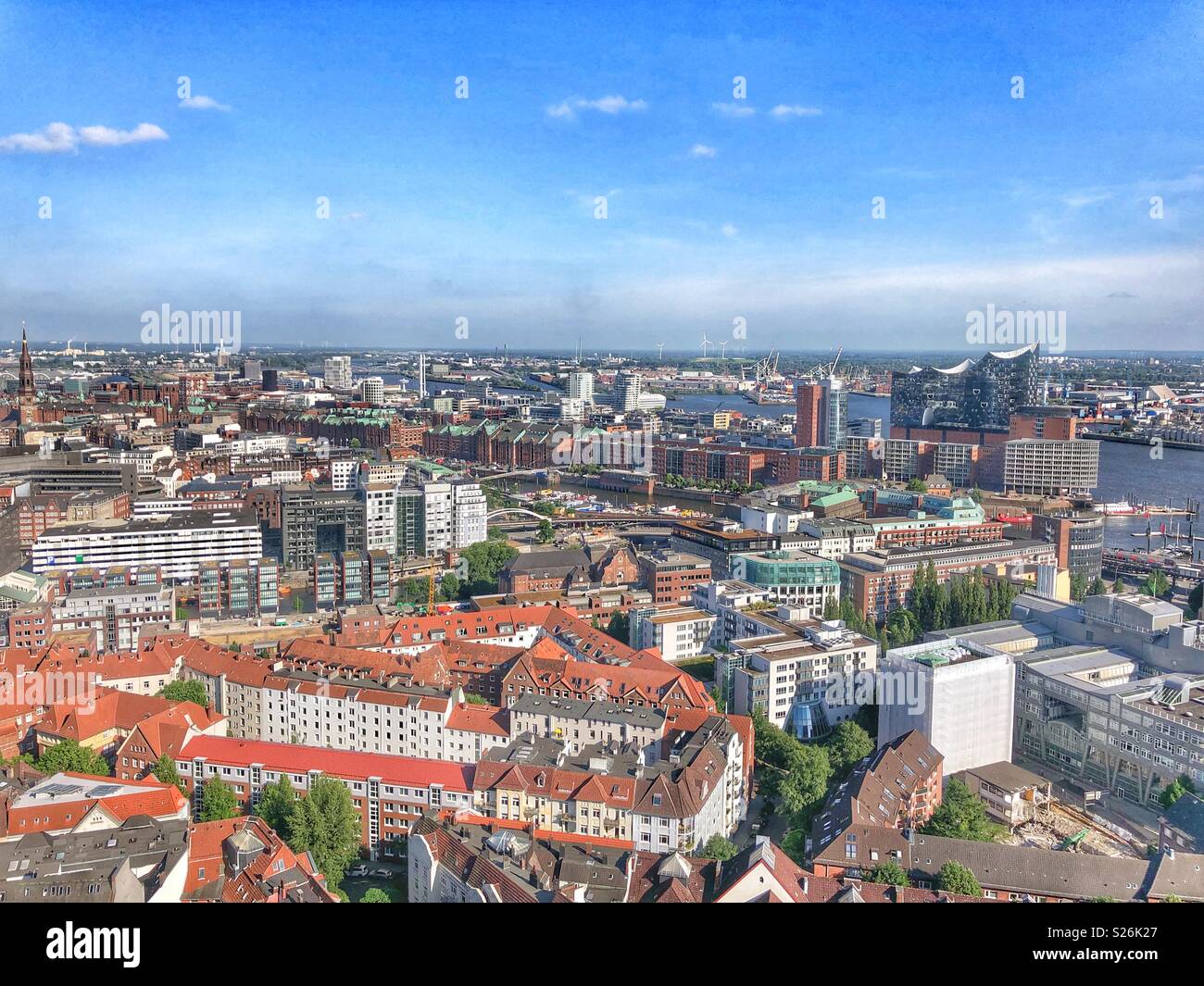 Una vista della città di edifici storici e nella distanza moderna architettura di HafenCity, un rivitalizzato quartiere di Amburgo, Germania. Foto Stock