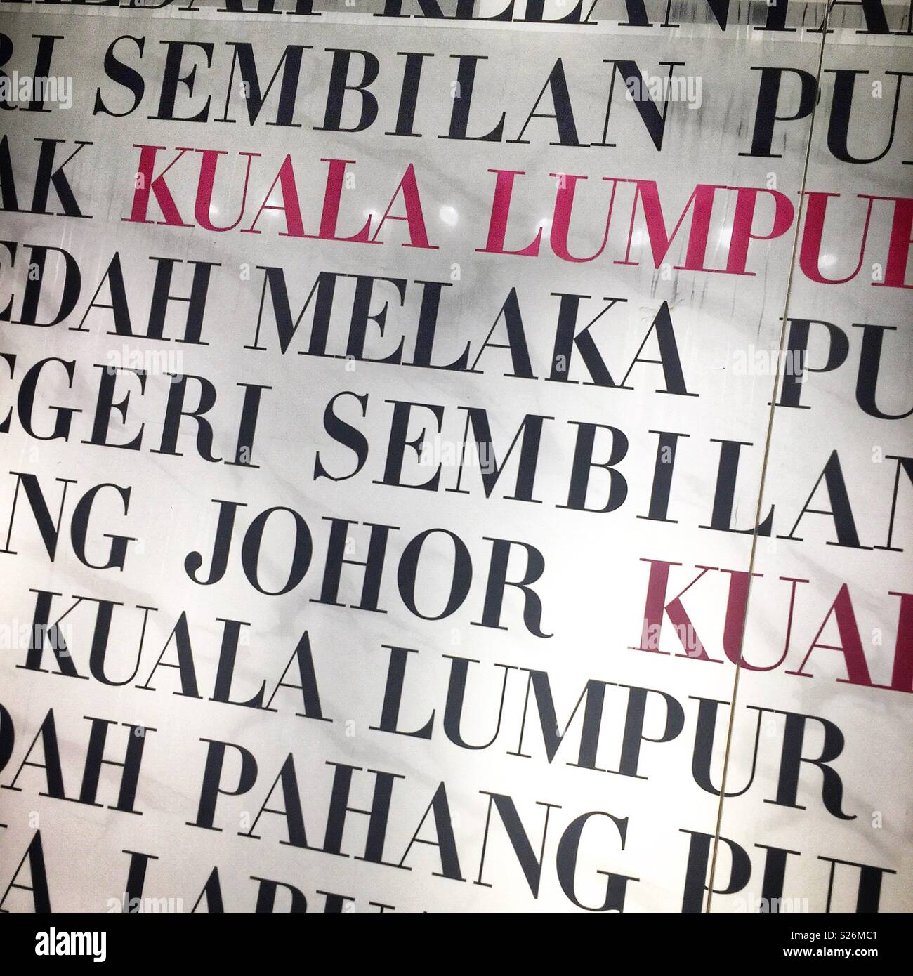 Un poster in una vetrina a Kuala Lumpur malese elenchi di Stati e territori Foto Stock