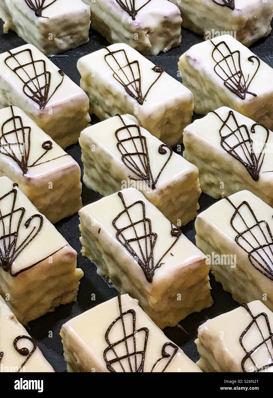 Vassoio di gustosa crema-cercando fette di torta, con decorazione di cioccolato. - Immagine stock catturata con smartphone