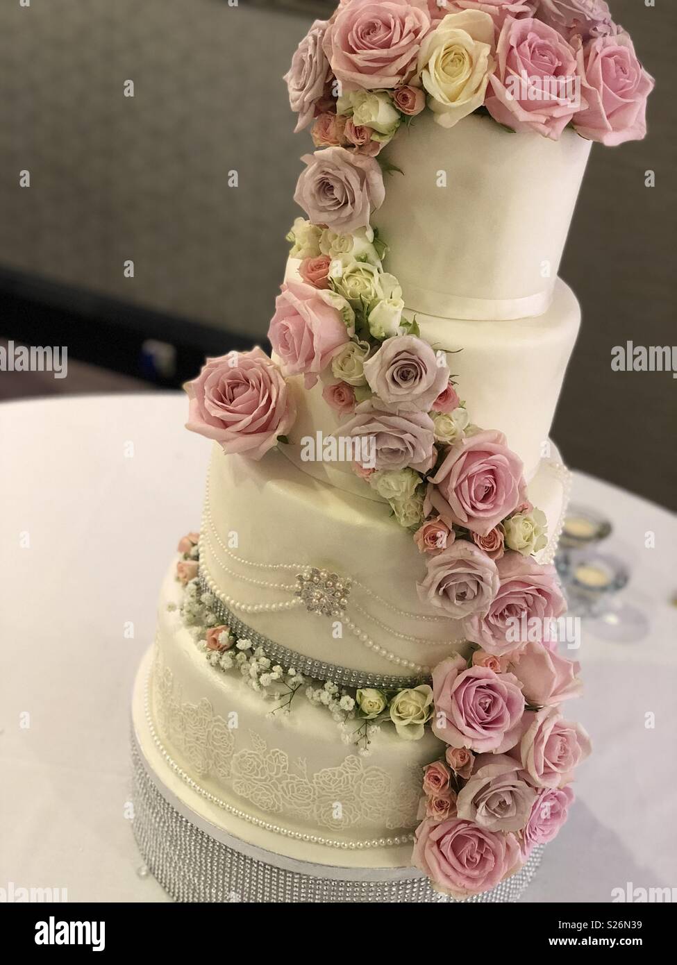 Fiori freschi su una torta di nozze Foto stock - Alamy