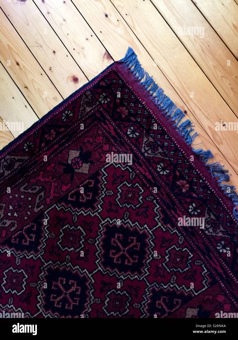 Oriental tappeto sul pavimento di pino - Immagine stock catturata con smartphone
