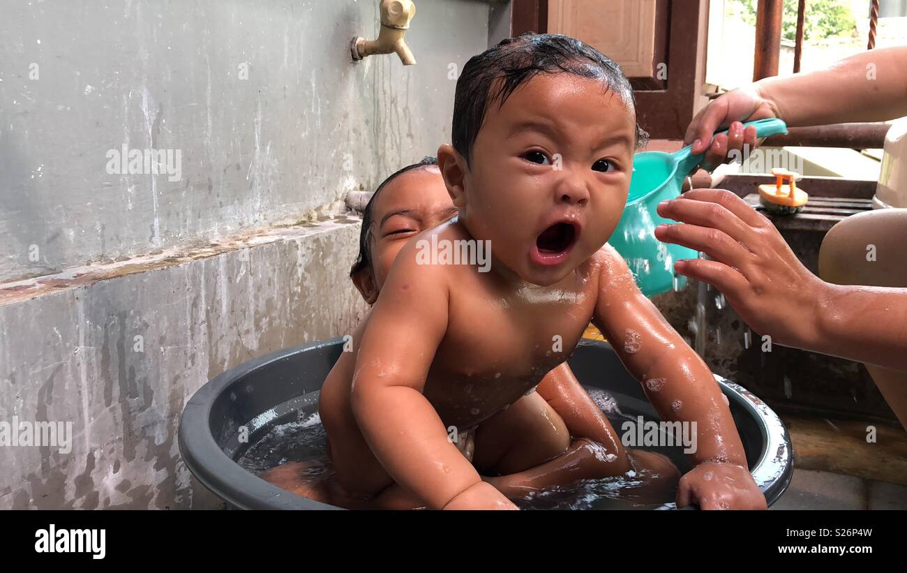 Due piccole sorelle di prendere un bagno Foto Stock