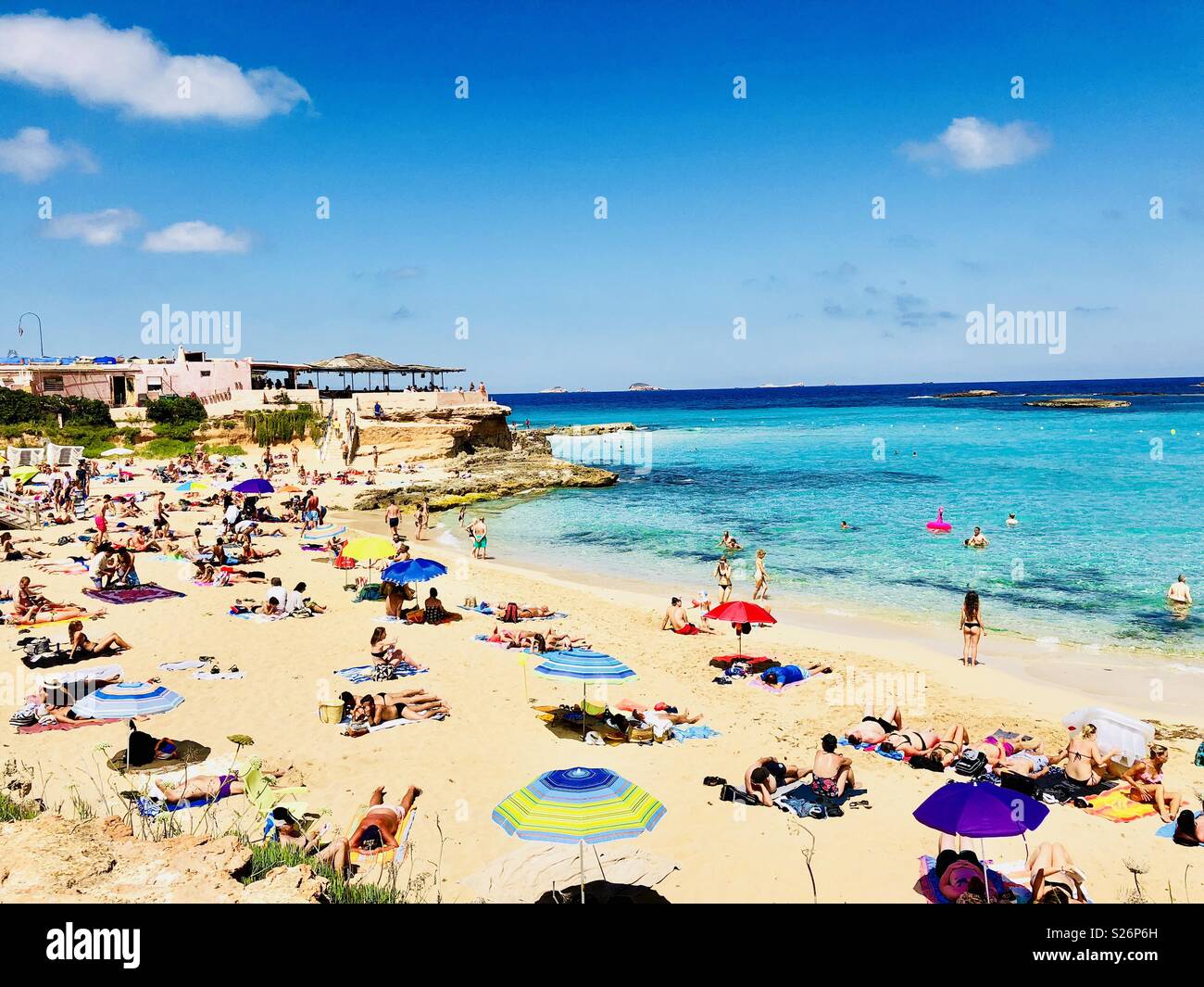 Spiaggia di Cala Conta, Ibiza, Isole Baleari, Spagna, Europa Foto Stock