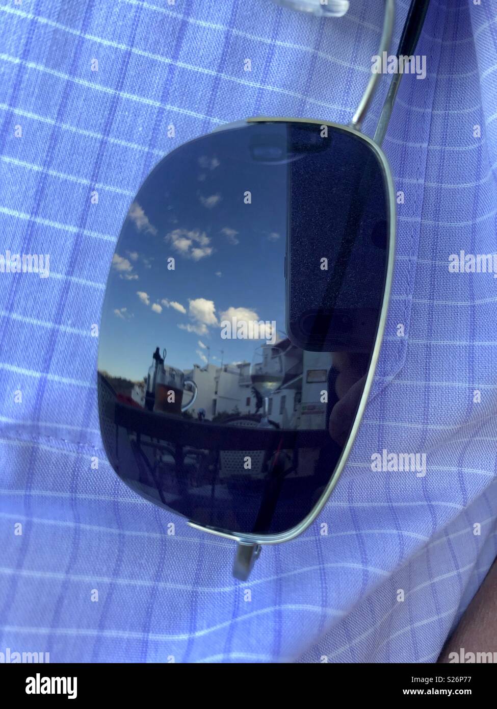 Un villaggio spagnolo riflessa nella lente di un uomo di occhiali da sole. Foto Stock