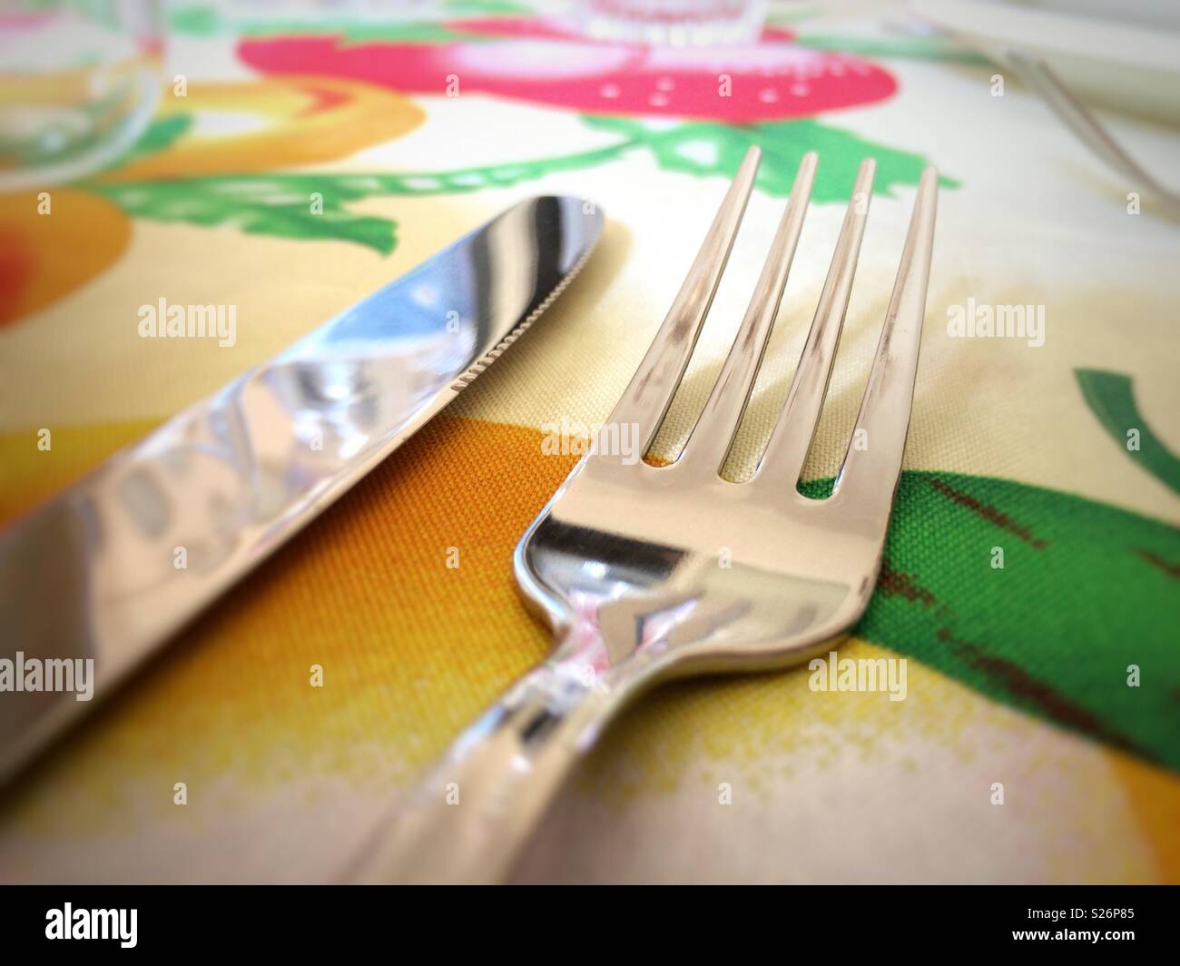 Close-up di un coltello e una forcella su un set table Foto Stock