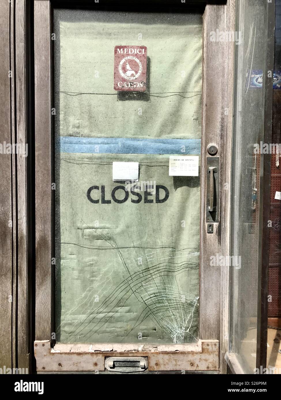 La porta di un negozio abbandonati. Foto Stock