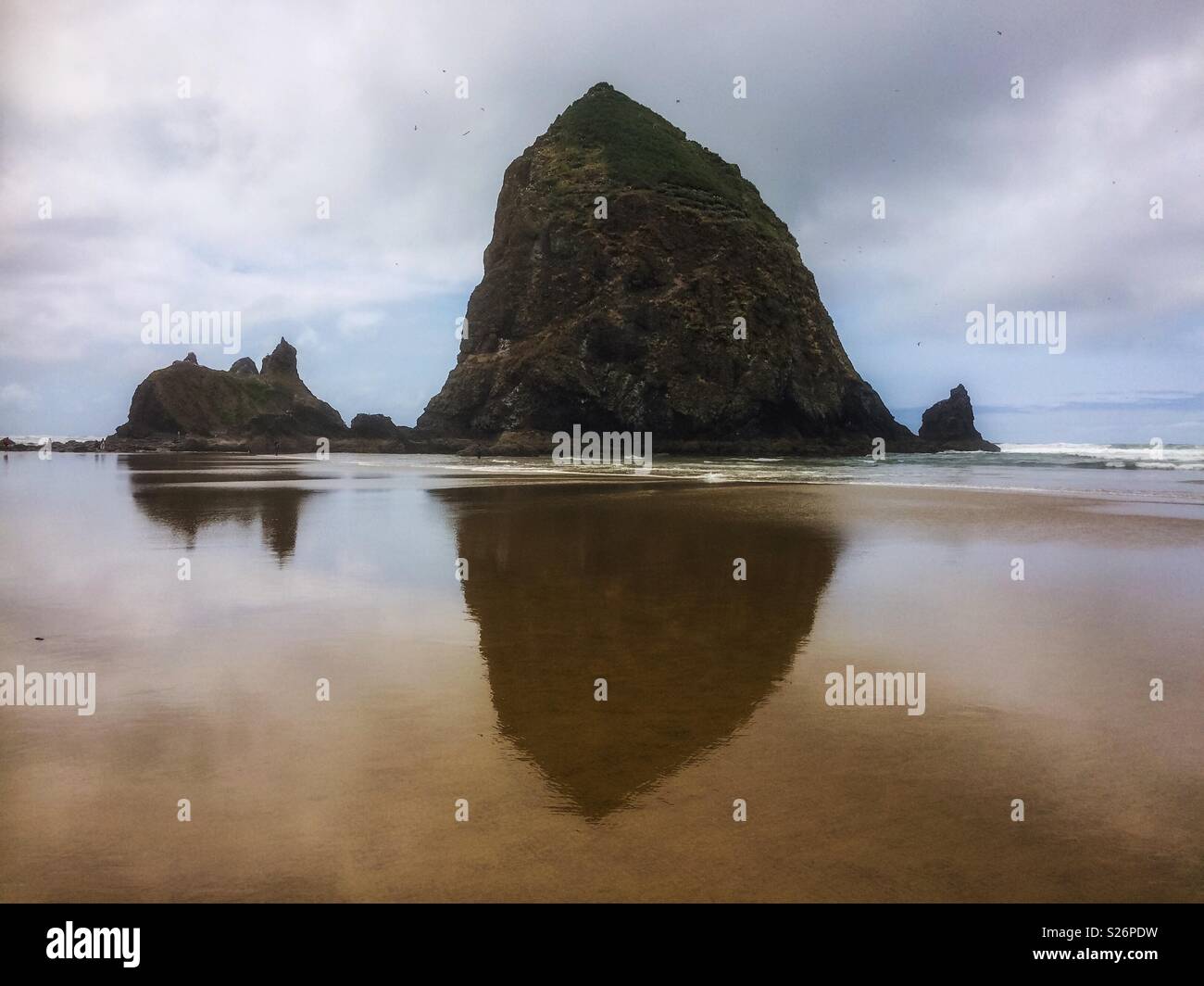 La Haystack Rock, iconico dello stack del mare della costa dell'Oregon, Cannon Beach, Stati Uniti d'America. Foto Stock