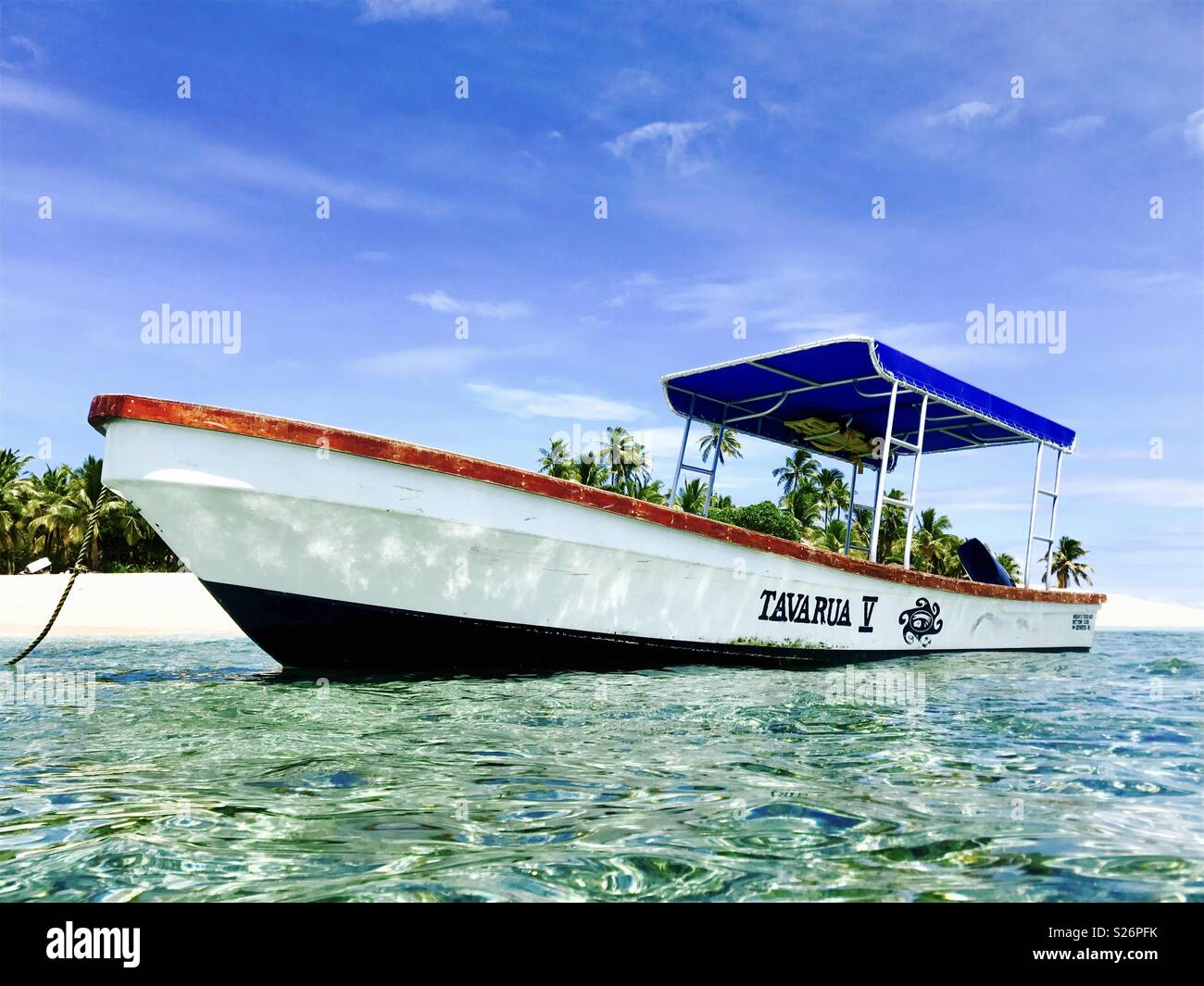 Una barca ancorata a Tavarua island. Tavarua, Fiji. Foto Stock