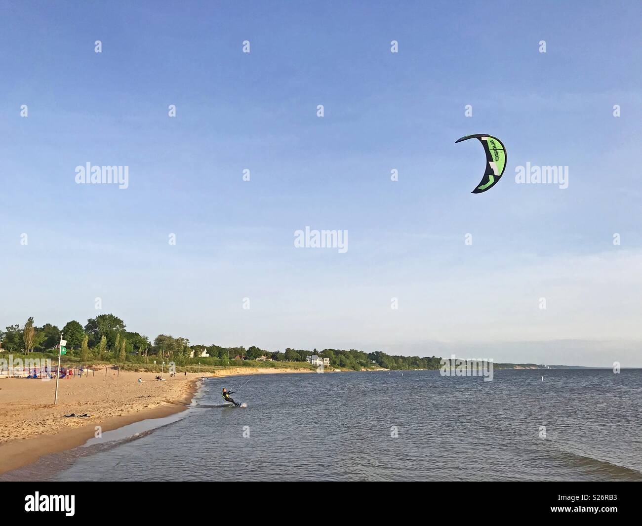 South Haven, Michigan, Stati Uniti d'America - 8 Giugno 2018: uomo kite surf lungo la spiaggia di South Haven Michigan sul Lago Michigan con blue sky copia spazio. Foto Stock