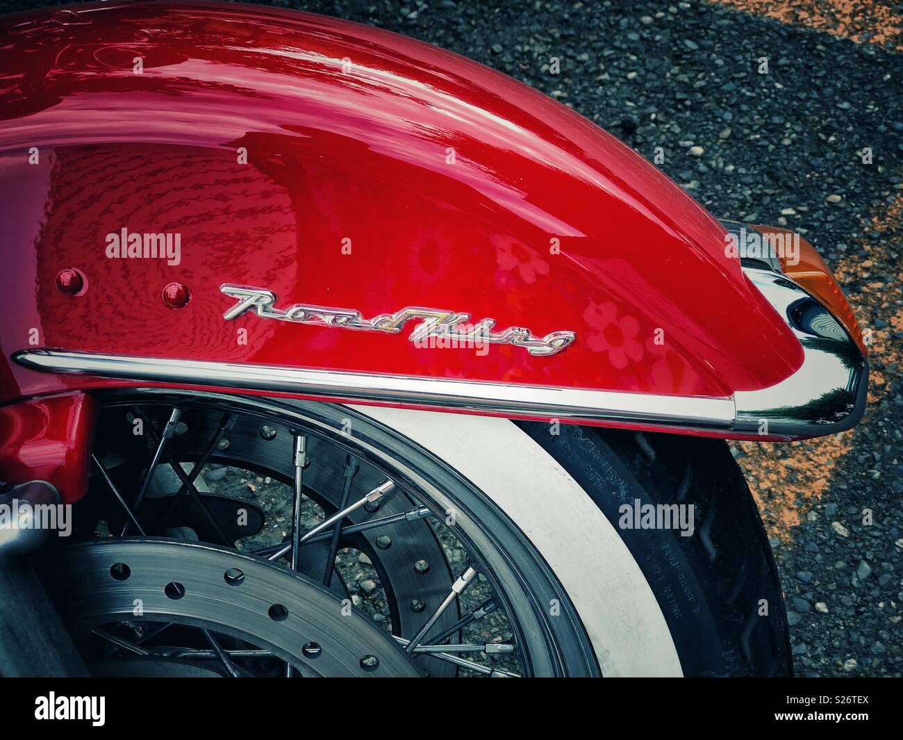 Rosso brillante Road King coperchio di ruota di iconico Harley Davidson Moto Foto Stock