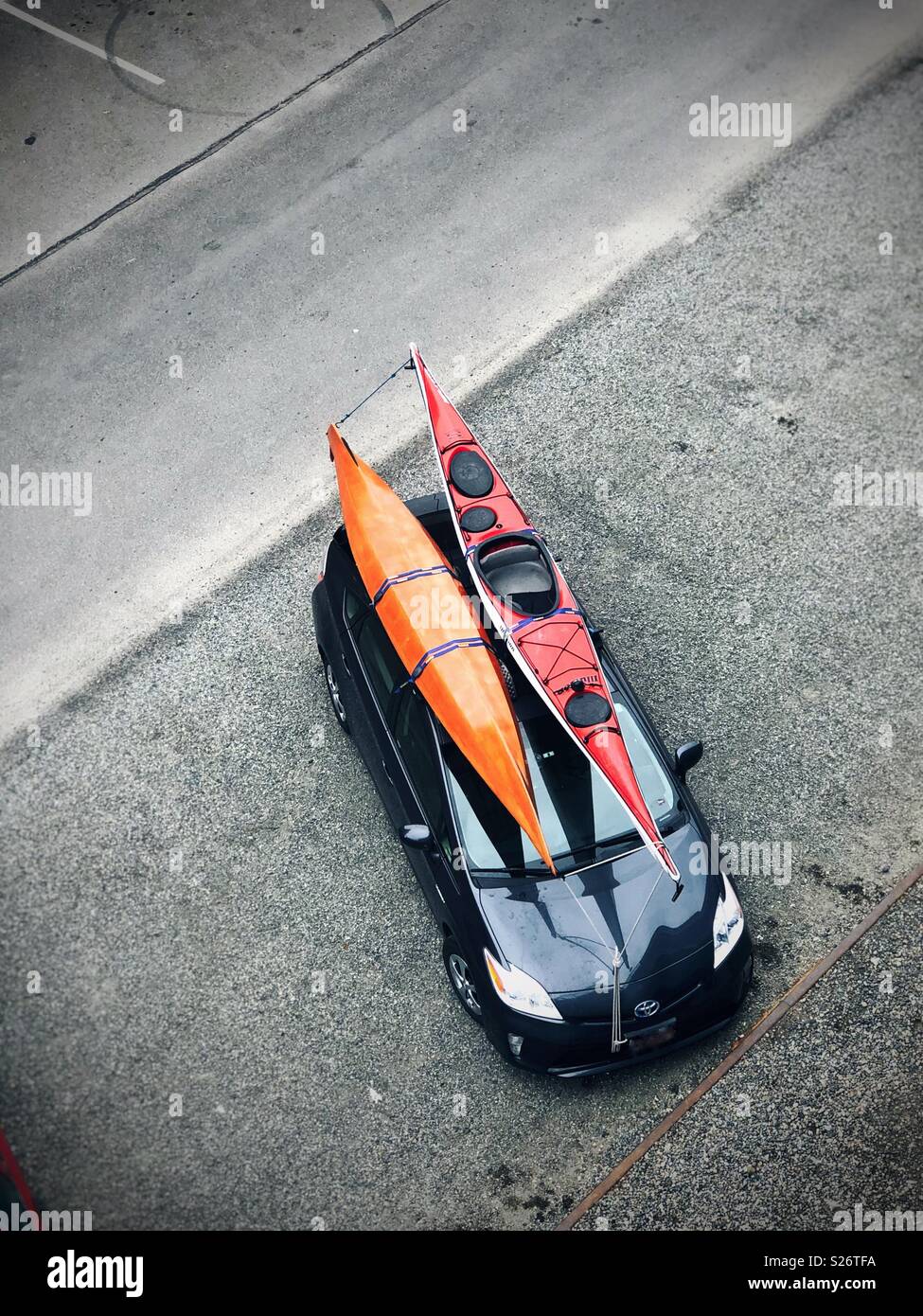 Due kayak da mare legato sulla parte superiore della vettura per l'avventura Foto Stock